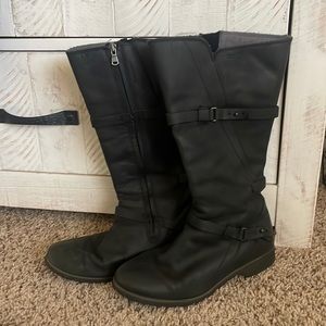 Used leather and waterproof tall TEVA boots
